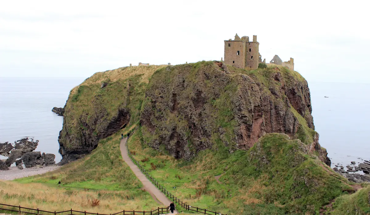 Il Dunnottar Castle arroccato sullo scoglio a picco sul Mare del Nord