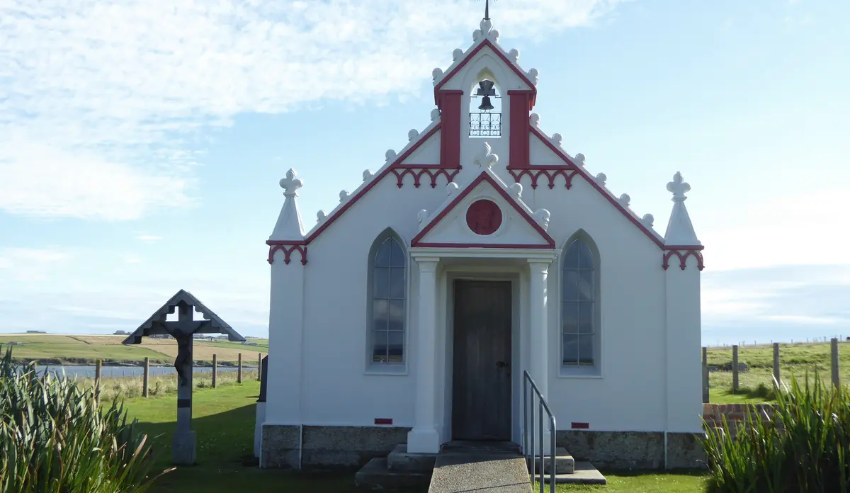 La facciata bianca e rossa dell'Italian Chapel sull'isola di Lamb Holm